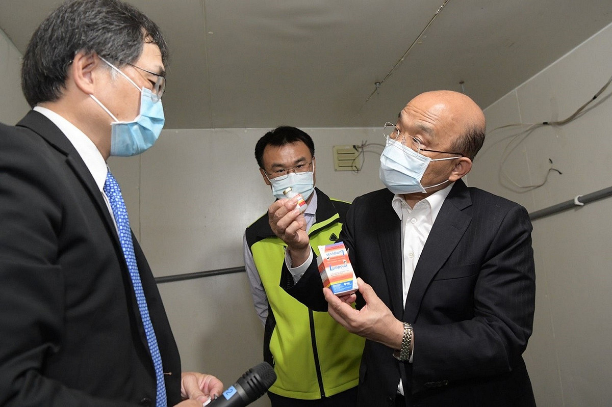 行政院長蘇貞昌今(16)日中午到位於淡水的農委會家畜衛生試驗所視察牛結節疹防疫應變措施及疫苗施打儲備作為。 圖：行政院提供