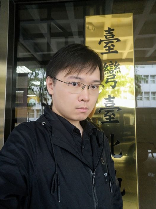 「以核養綠」發起人黃士修去年就口罩供需議題與網友筆戰，因怒嗆對方「小孬孬」遭提告。台北地院昨（15）日依公然侮辱罪判處拘役50天得易科罰金。 圖 : 翻攝黃士修臉書