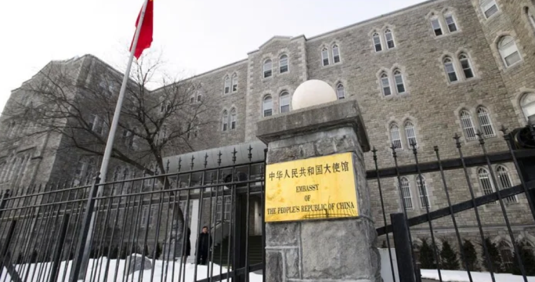 中國駐加拿大使館傳多次遭人噴漆寫下反中標語、拉布條抗議。 圖：翻攝自環球網