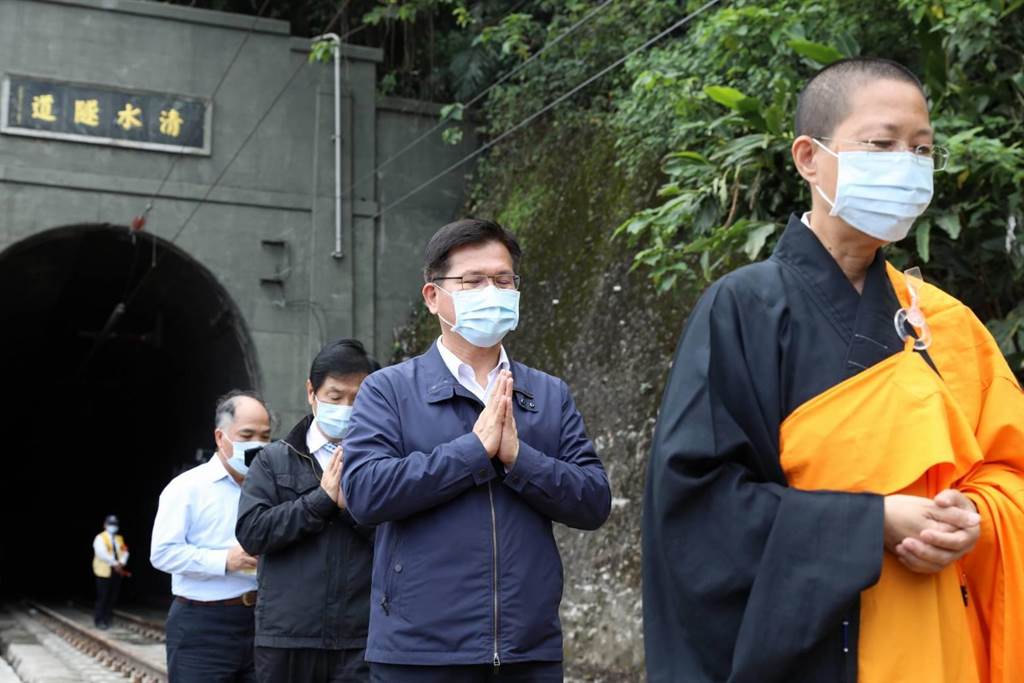 今日在太魯閣號事故地點舉行超渡法會。 圖：台鐵／提供