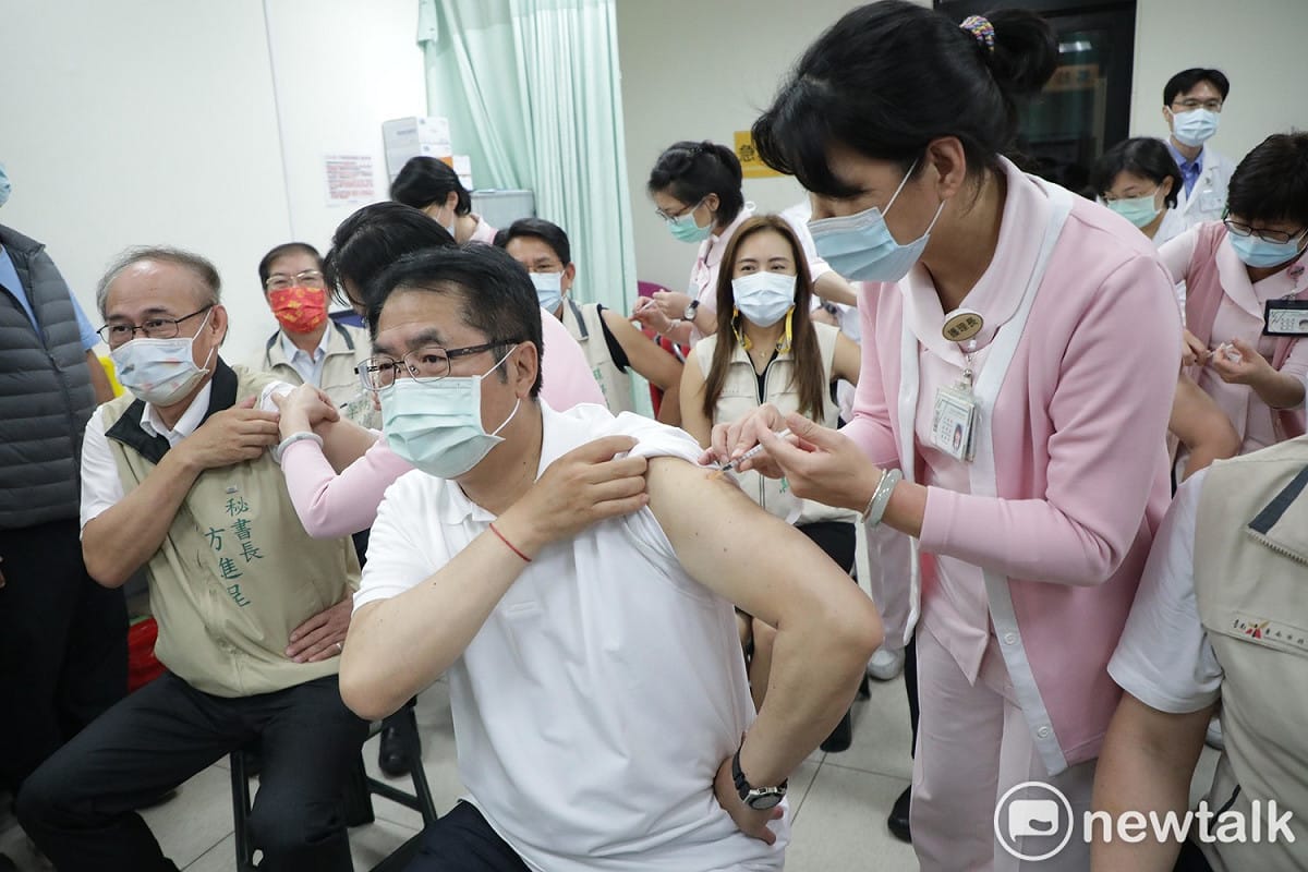 台南市長黃偉哲率市府局處首長、消防專責救護隊及防疫計程車等防疫團隊等人至成功大學醫學院附設醫院接種疫苗，呼籲民眾踴躍接種疫苗。 圖：黃博郎／攝
