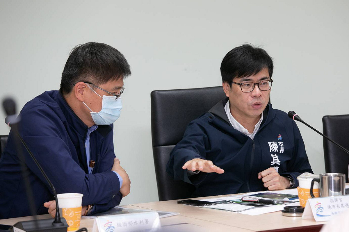 陳其邁(右)在抗旱會議表示，全市游泳池及洗車業全面停止供水。 圖：高雄市水利局/提供