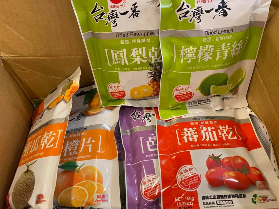 蕭美琴收到黃偉哲送的「果乾驚喜包」。 圖：翻攝自蕭美琴臉書