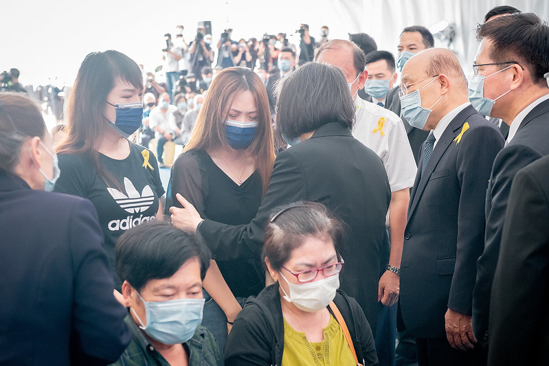 蔡英文總統慰問罹難家屬。 圖：總統府提供