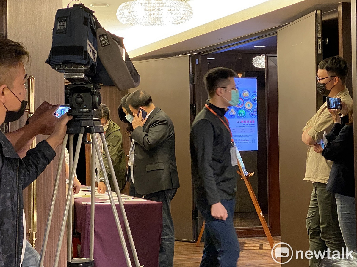 民眾黨召開第一次臨時黨代表大會，人數遲遲未過半，現場黨員趕緊打電話找人。 圖：周煊惠 / 攝
