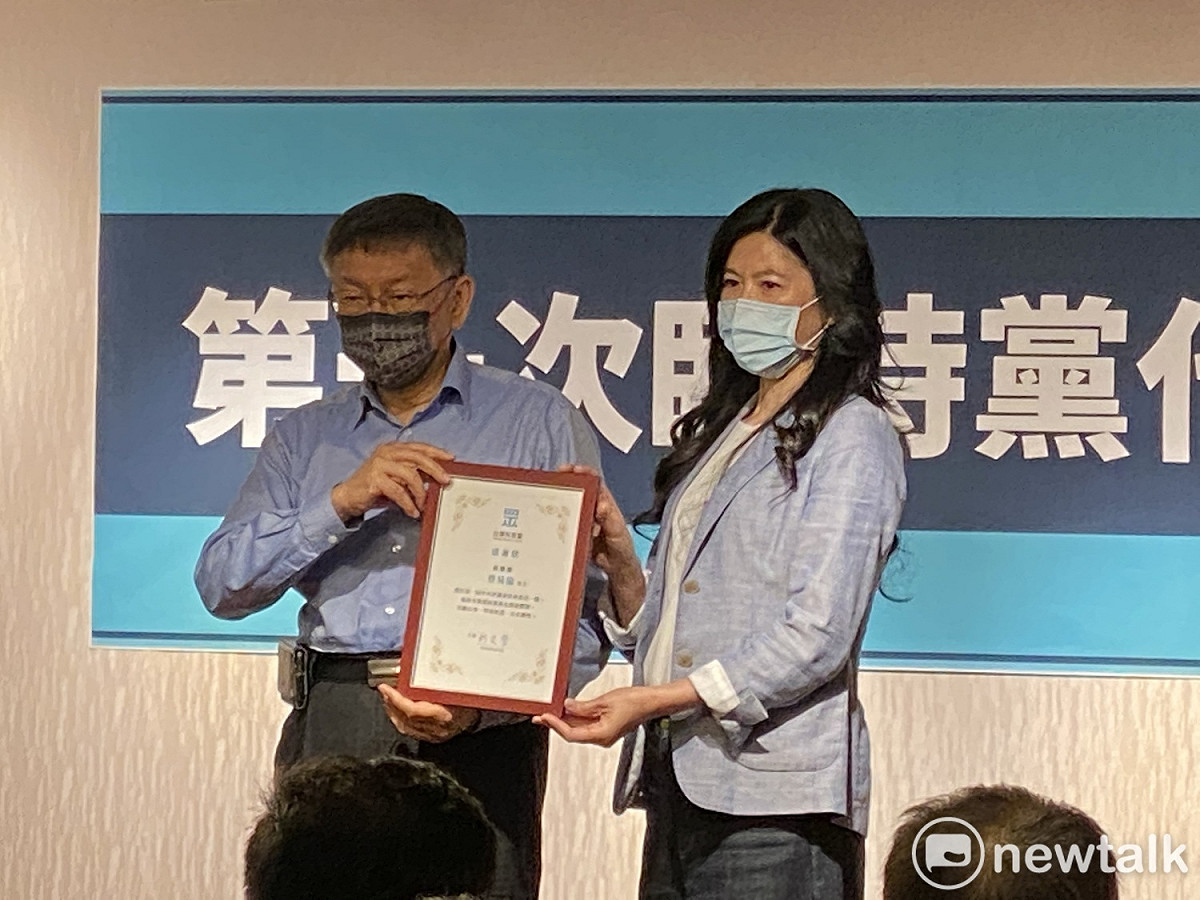 民眾黨主席柯文哲頒獎。 圖：周煊惠 / 攝
