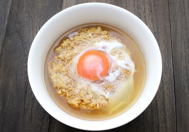 網友分享自己加班到深夜回家時，老婆幫忙煮泡麵讓他備感暖心，但下秒卻天崩地裂。（示意圖） 圖：翻攝自pixabay