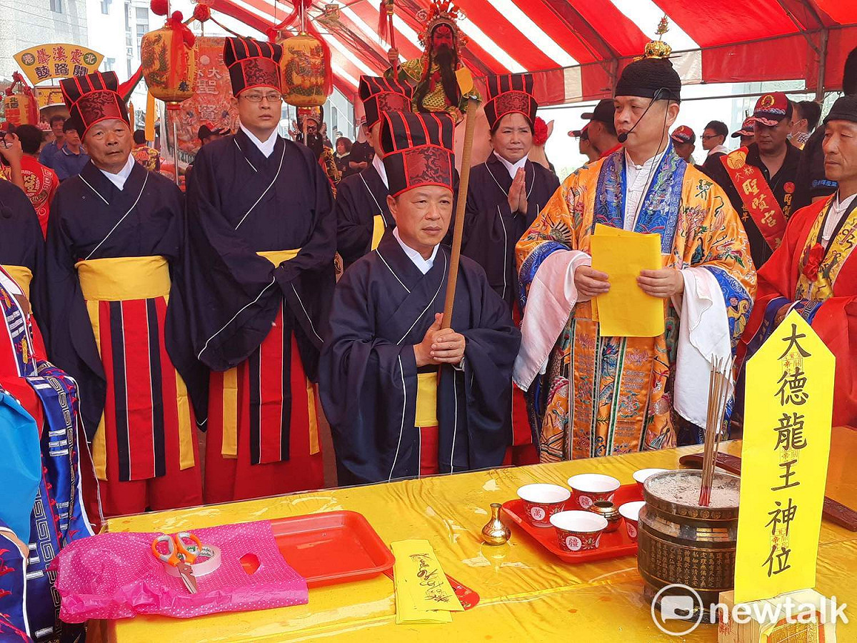 嘉義縣大林鎮聖賢宮舉行祈雨典禮  由縣長翁章梁（中）領軍。 圖：蔡坤龍/攝