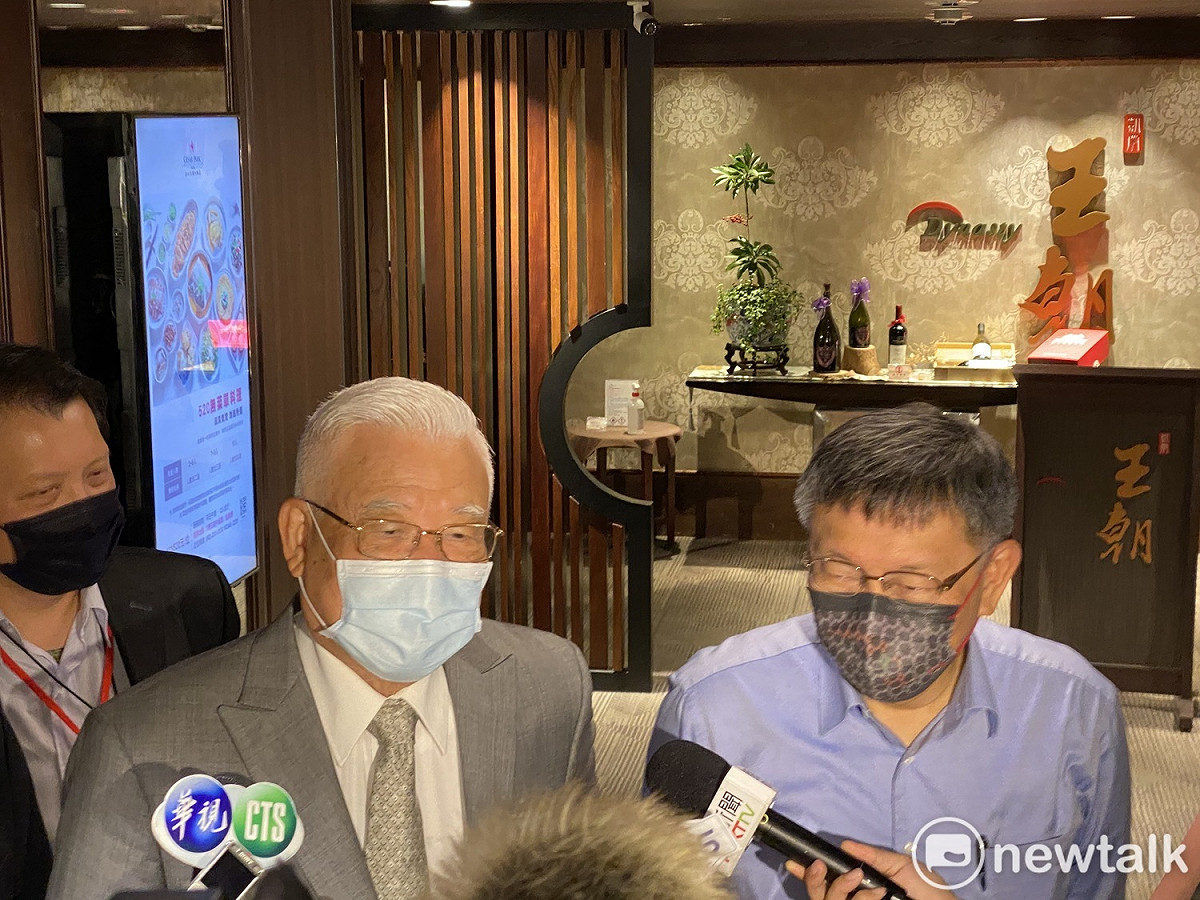 前台北縣長尤清（左）、民眾黨主席柯文哲（右）。 圖：周煊惠 / 攝