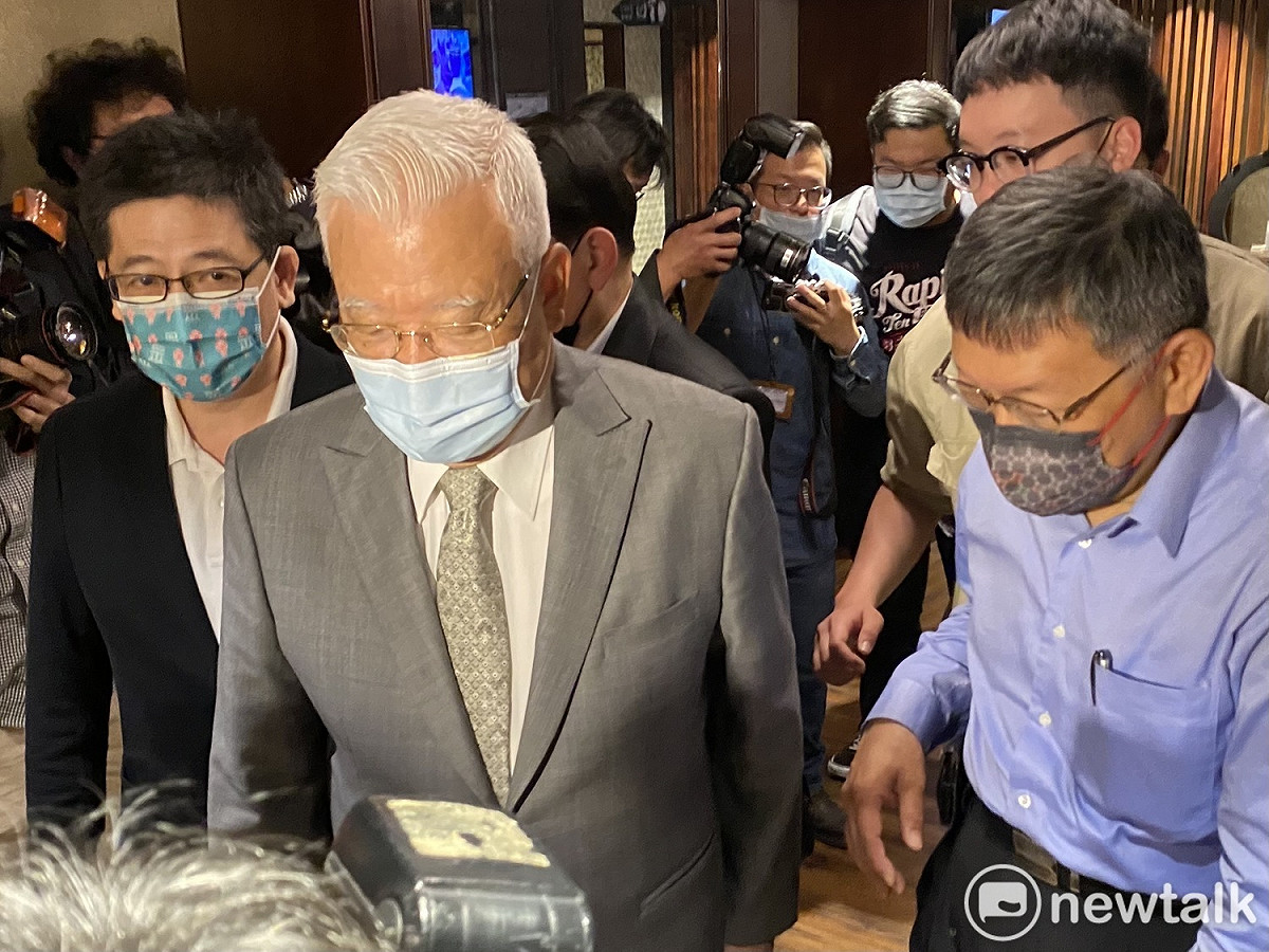 前台北縣長尤清（左）、民眾黨主席柯文哲（右）。 圖：周煊惠 / 攝