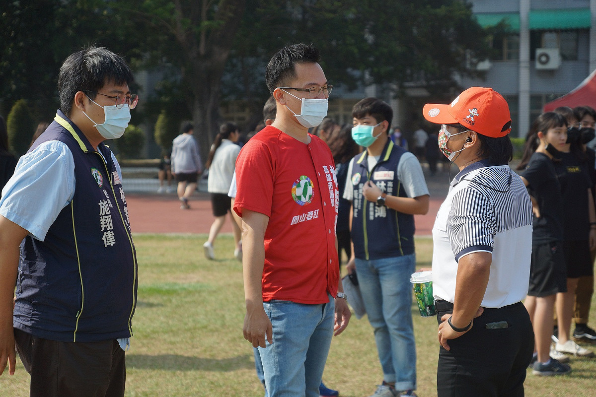 鳳山高中的學生抗議行動引起民進黨市議員林智鴻到場關切。 圖：鳳山高中學生/提供