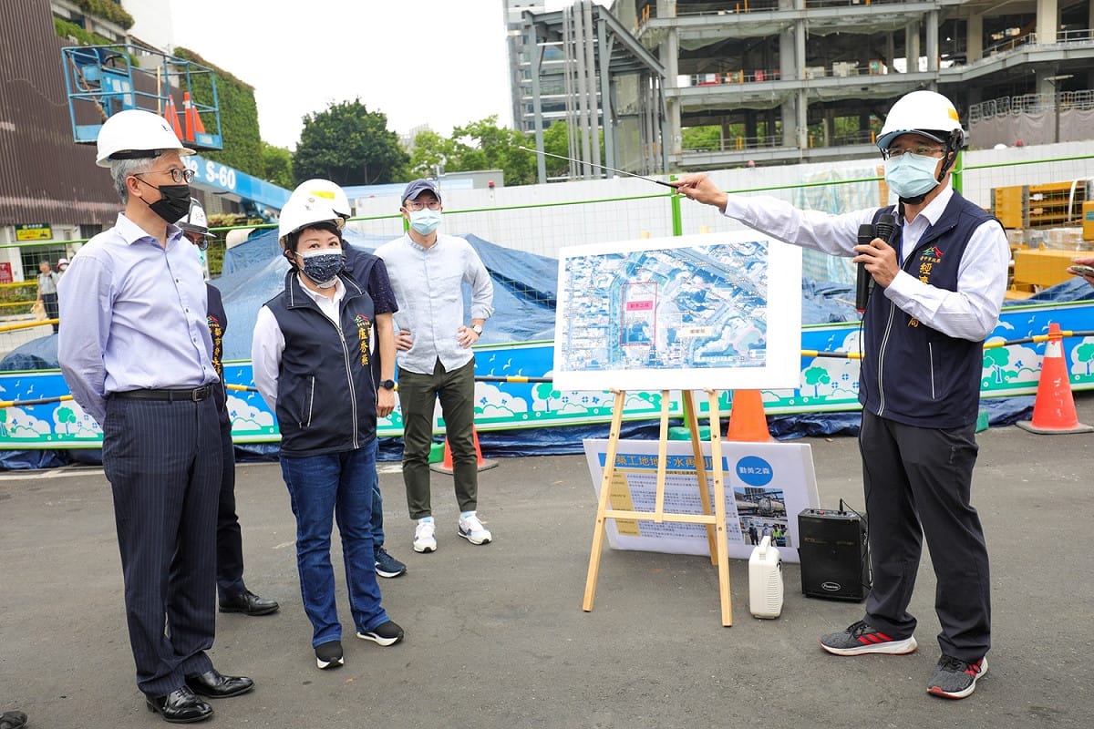 盧秀燕視察勤美之森地下水過濾淨化設備。 圖：台中市政府/提供