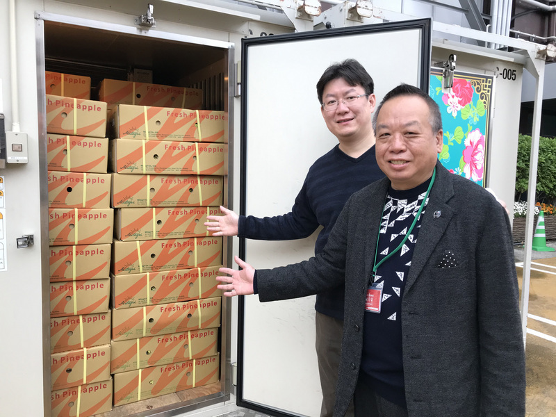 東京鐵塔台灣祭（美食活動）活動負責人片岡健一（後）及顧問張維正（前）說，為銷售鮮美好吃的台灣金鑽鳳梨，會場特別設3座冰箱。 圖：中央社提供