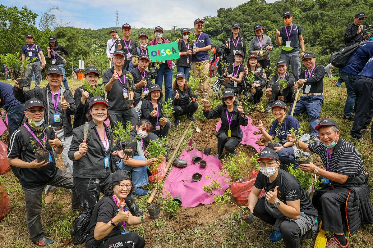 國際產業精神文化促進會齊心種樹愛地球。 圖：新北市農業局提供