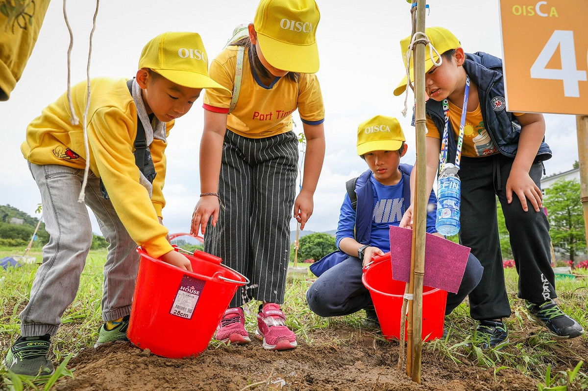 大小朋友一起攜手種樹愛地球護海洋。 圖：新北市農業局提供