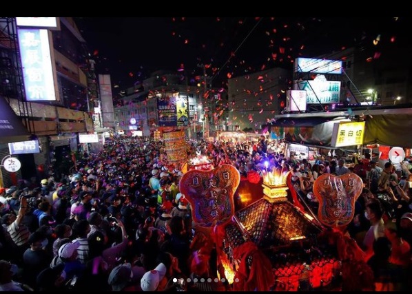 媽祖鑾轎在回鑾時，出現一塊大金匾，金匾長約150公分，寬51公分，為群園事業董事長呂崇民所捐贈。 圖/dajia_mazu IG