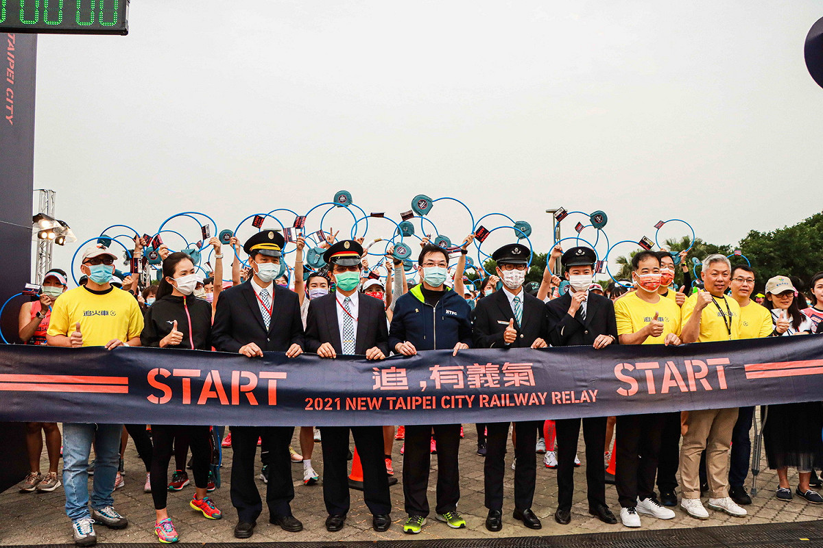 2021鐵道馬拉松今天在福隆團結開跑，新北市副市長劉和然到場鳴槍。 圖：新北市觀旅局提供