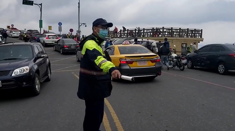 合歡山花季吸引大批人車上山賞花，遊客違規停車，仁愛警分局員警加強疏導。 圖：仁愛警分局提供