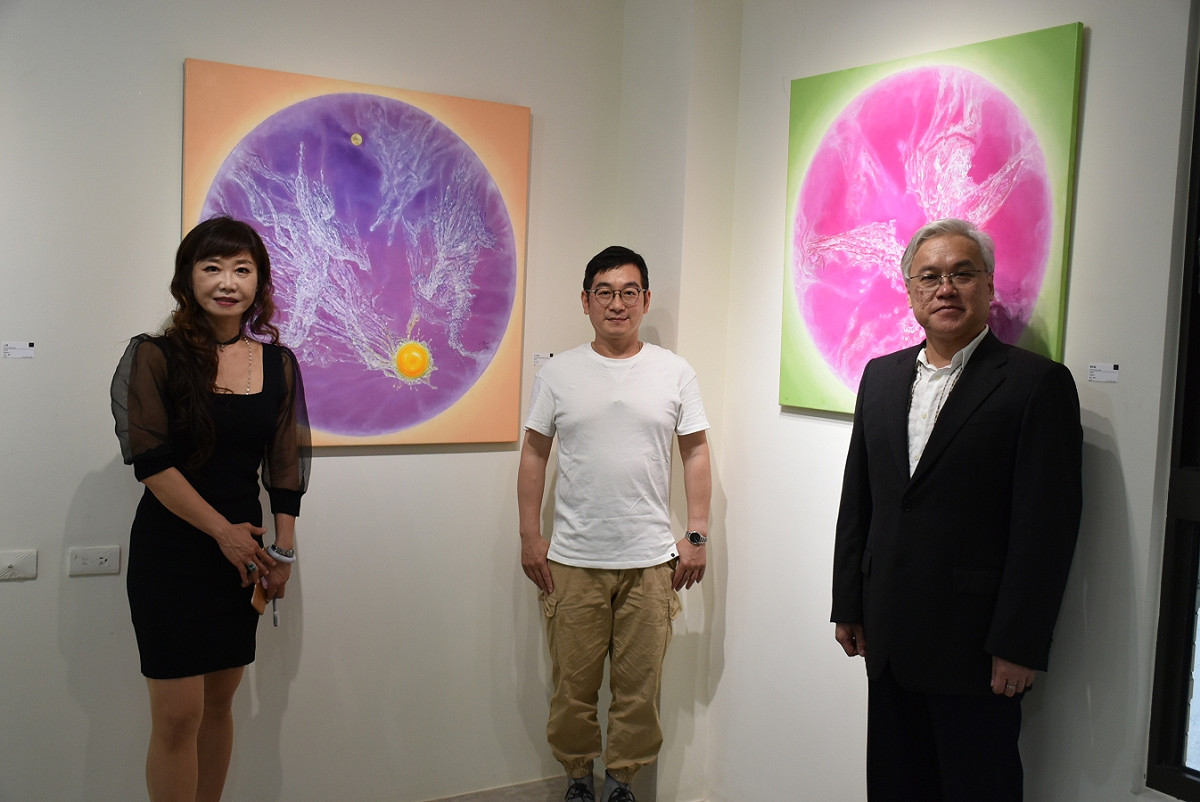 藝術家林佳鴻(中)、臻藝術董事長陳維寰(右)與國際策展人陳美芬(左)。 圖：孫家銘/攝