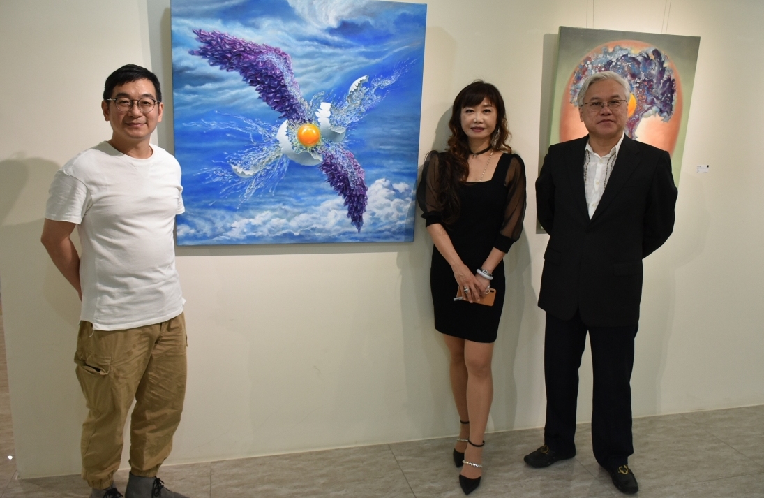 林佳鴻(左)此次「修蛋紀」個展主打作品「初衷」。 圖：孫家銘/攝