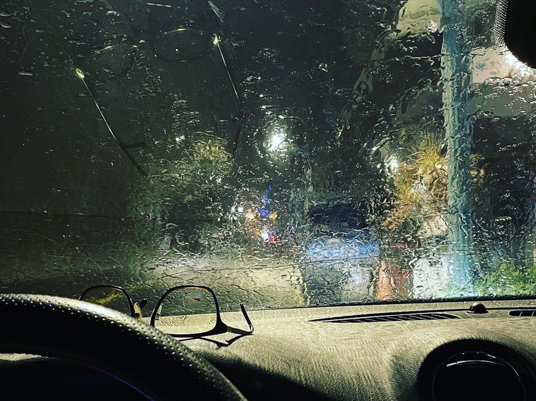 南投縣魚池鄉、日月潭等地降雨，居民開心從車內拍照記錄。 圖：魚池鄉公所提供