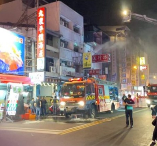台中市中華路夜市一處鐵皮加蓋民宅深夜驚傳火警，目前造成1死4輕重傷。 圖：翻攝PTT