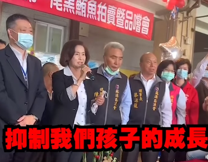 宜蘭縣長林姿妙近日在南方澳參與黑鮪魚季第一鮪拍賣跑攤活動中，再度出現口誤出包。 圖：吳濬彥臉書