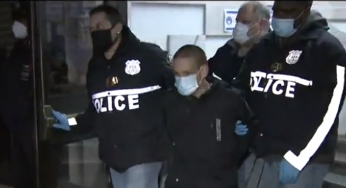 紐約市一名男子在地鐵月臺上辱駡並騷擾一名亞裔，還試圖將他推到鐵軌上。沒想到對方竟是便衣警察，這名南子隨後遭到逮捕並起訴。 圖 : 影片截圖