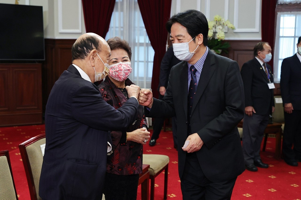 副總統賴清德與舅舅童永以拳頭互碰方式打招呼 圖：總統府提供