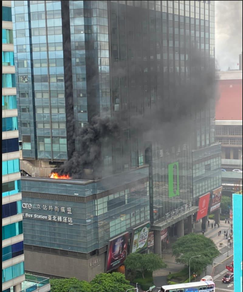 台北市京站大樓今(19日)傳出火警 圖:翻攝自PTT