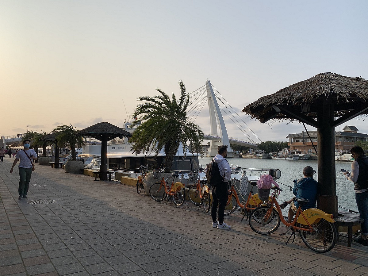 騎乘YouBike遊淡水漁人碼頭。 圖：新北漁業處／提供