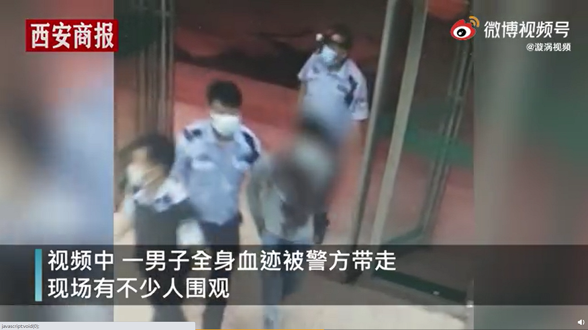 在民眾與警方通力合作下，該名嫌犯被當場制伏逮捕。 圖：翻攝自微博