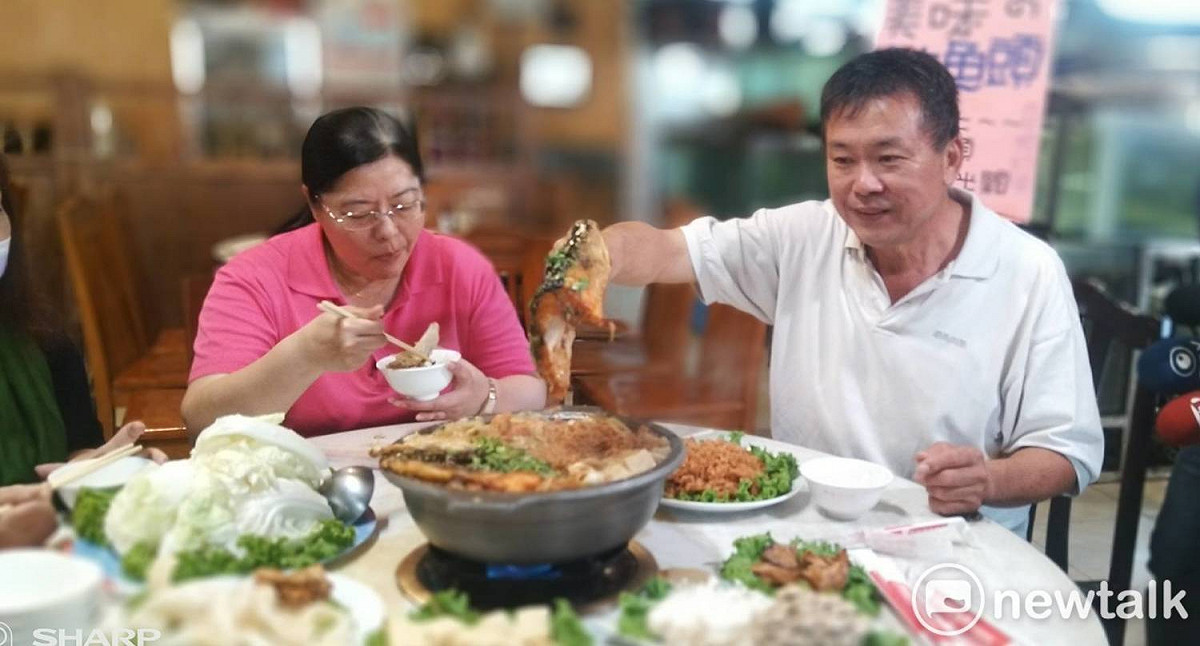 高雄全海岸活蝦之家老闆賴秋基(右)對自家鮭魚頭信心十足。 圖：孫家銘/攝