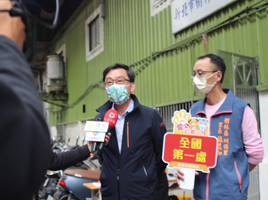 新北市第1座市民活動中心認養小棧成立，農業局副局長諶錫輝(左 )、圳福里長蘇益和受訪。 圖：新北市動保處提供