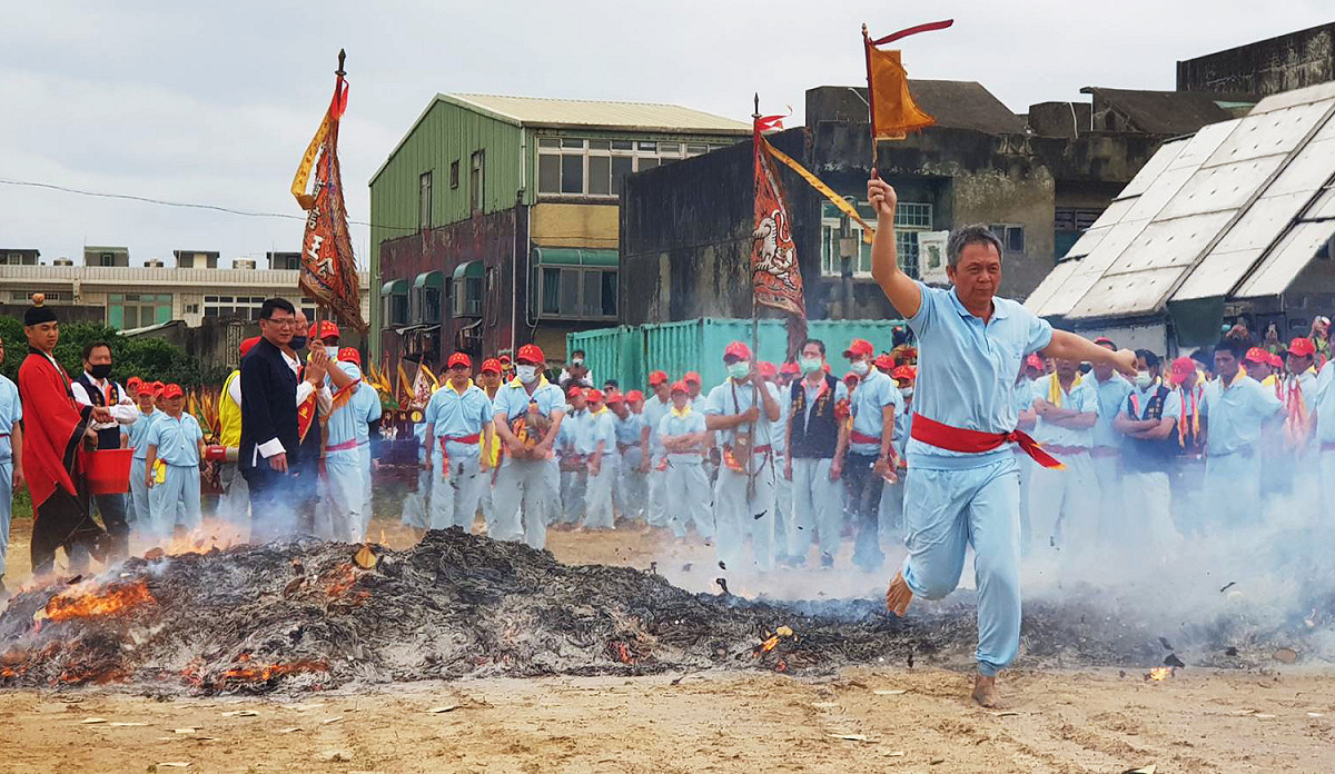桃園市竹圍福海宮的「過金火」堪稱是北台灣最盛大的過金火傳統文化。 圖：福海宮／提供