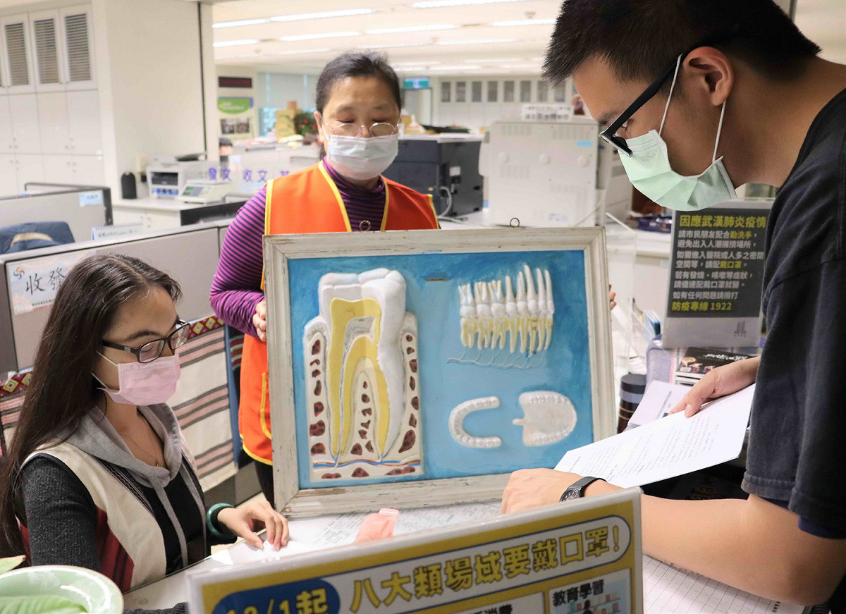 阿美族曾姓族人 (右一)為長輩前來詢問假牙補助事宜。 圖：新北市原民局提供