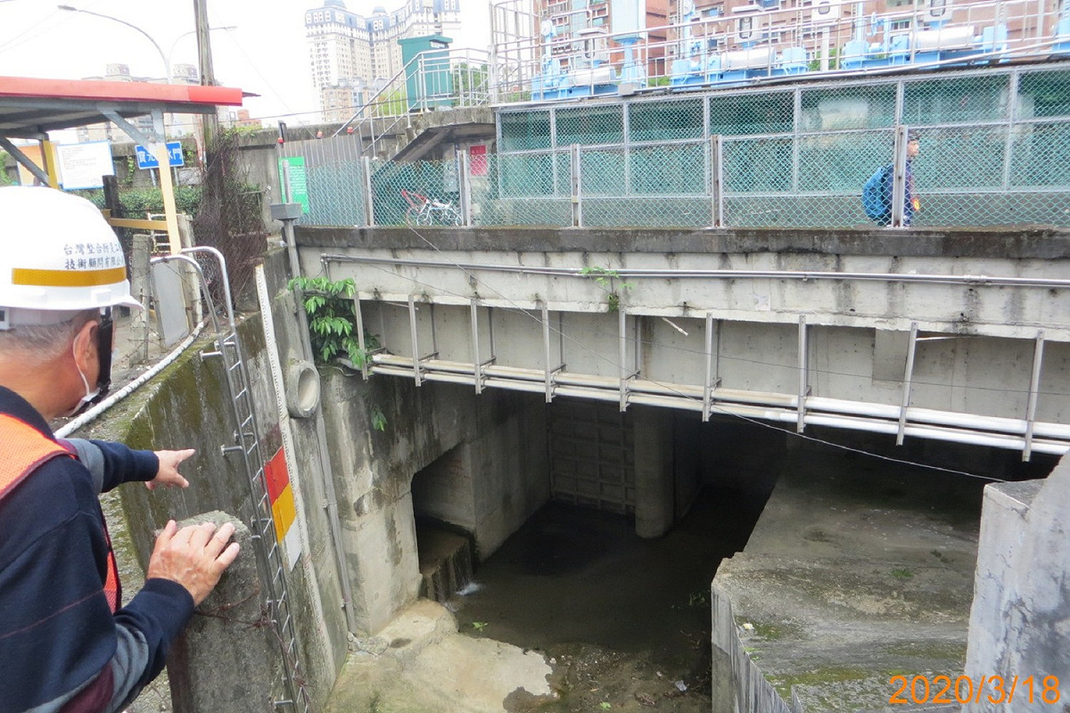 抽水站前池結構目測檢查。 圖：新北市水利局提供