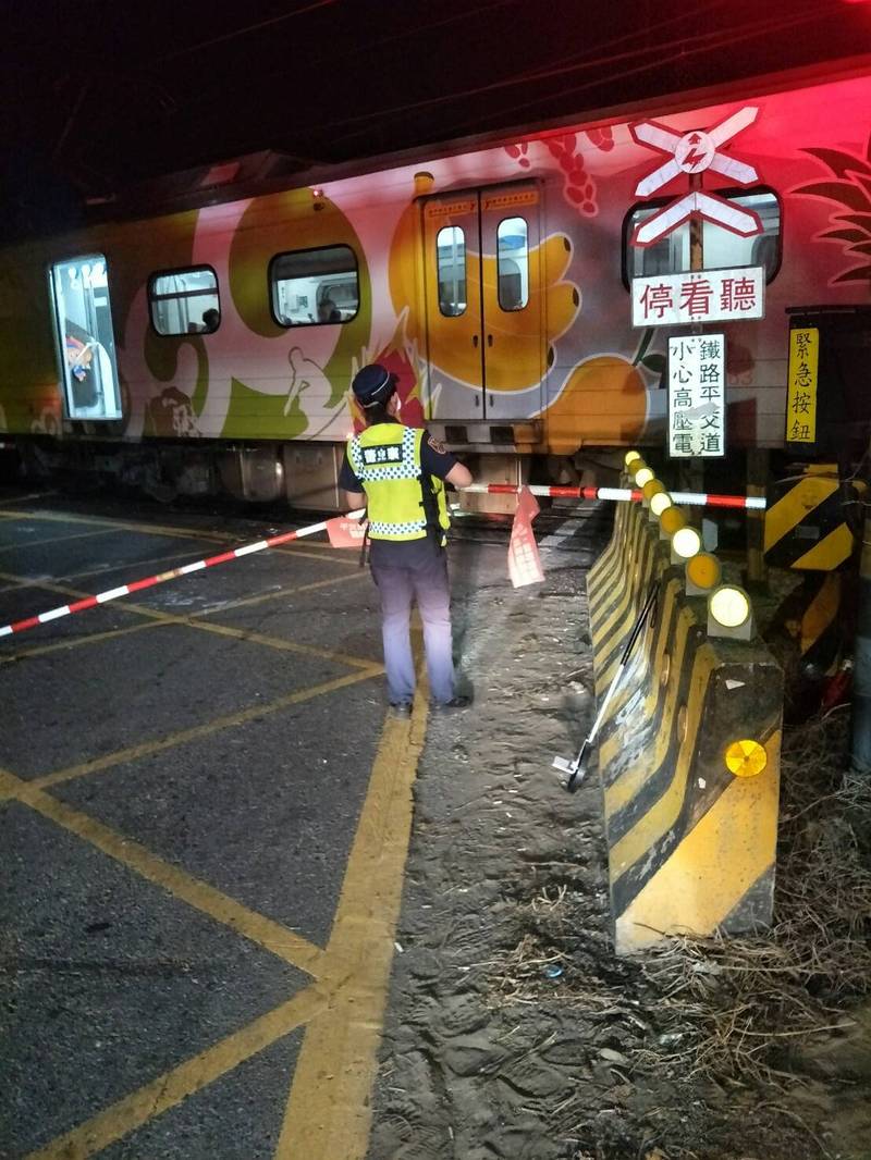 台鐵電聯車行經嘉義縣水上鄉溪洲平交道時，與闖越平交道轎車相撞。 圖：台鐵提供