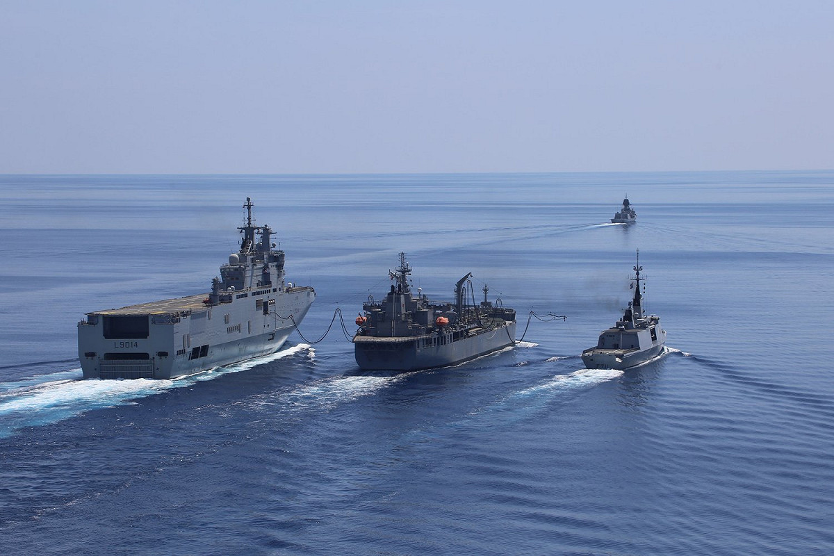 法國海軍直升機航艦托納爾號（左起）在南海接受澳洲天狼星號補給，與蘇爾庫夫號巡防艦，2國已在印度洋地區聯合軍演多時。 圖：翻攝自澳洲國防部推特