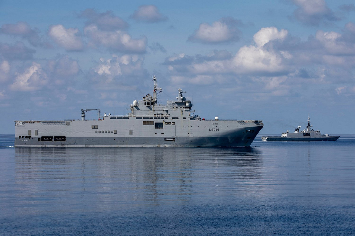 法國海軍陸戰隊兩棲攻擊直升機母艦托納爾號,，曾參與獨角獸行動等多項任務，停放歐洲Tiger與Aérospatiale Gazelle等攻擊性直升機。 圖：翻攝自澳洲國防部推特