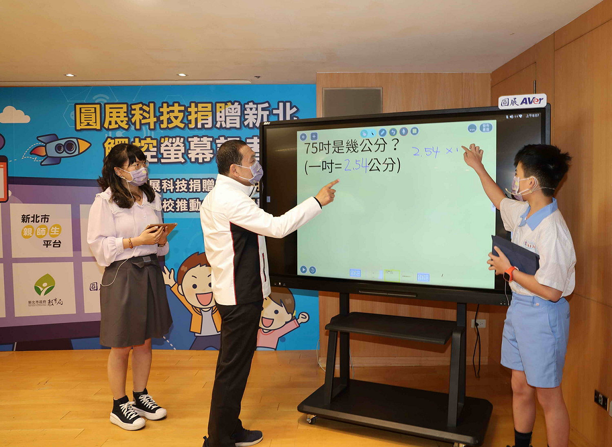 侯友宜市長出席捐贈儀式，並與文德國小學生一起運用平板電腦與觸控螢幕進行數學學習。 圖：新北市教育局提供