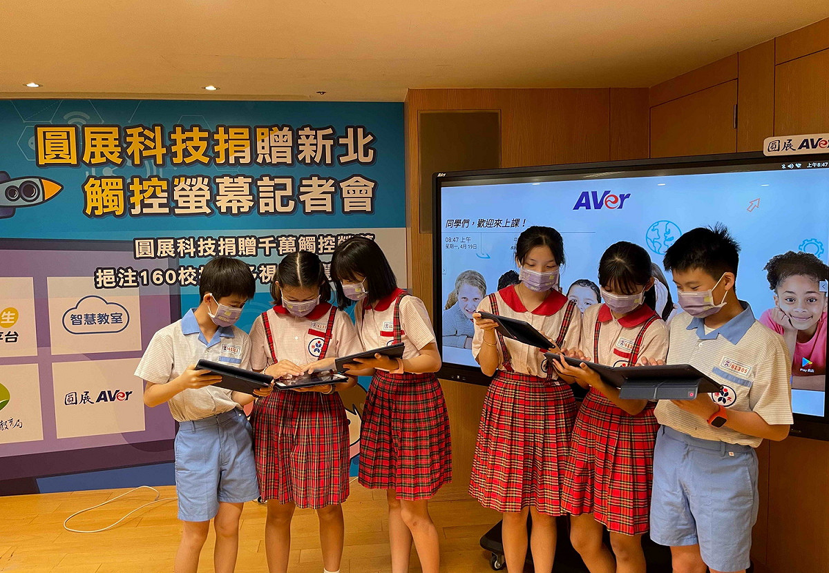 文德國小學生透過平板和觸控螢幕，體驗豐富具體的學習情境。 圖：新北市教育局提供
