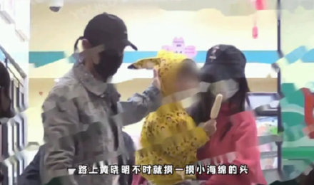 黃曉明和Angelababy帶著兒子去看醫生，一家三口看上去十分溫馨。 圖：翻攝自微博