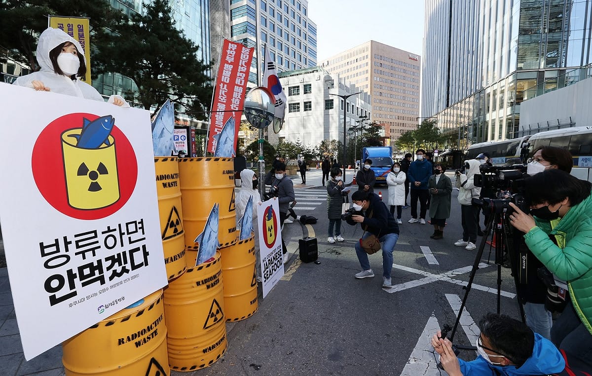 日本政府決定將核廢水排入大海，引發韓國社會強烈不滿，有韓國大學生佔據日本駐韓大使館前道路，連續數日舉行抗議示威。 圖 : 翻攝自CCTV ASIA PACIFIC 推特
