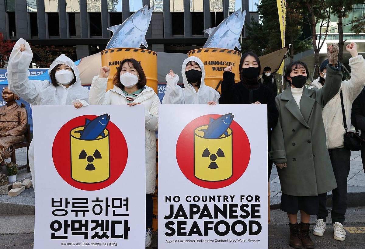 日本政府決定將核廢水排入大海，韓國大學生佔據日本駐韓大使館前道路，連續數日舉行抗議示威。 圖 : 翻攝自CCTV ASIA PACIFIC 推特
