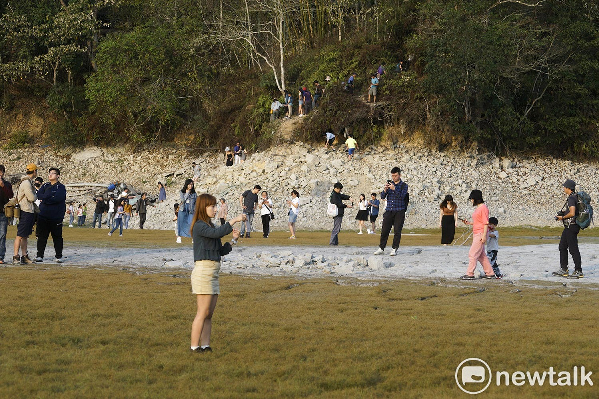 「日月潭大草原」在網路上瞬間爆紅，許多遊客為了一睹水庫乾涸龜裂的奇景，不顧限制區不得進入的公告，紛紛走入湖底拍照遊玩。 圖：張良一/攝