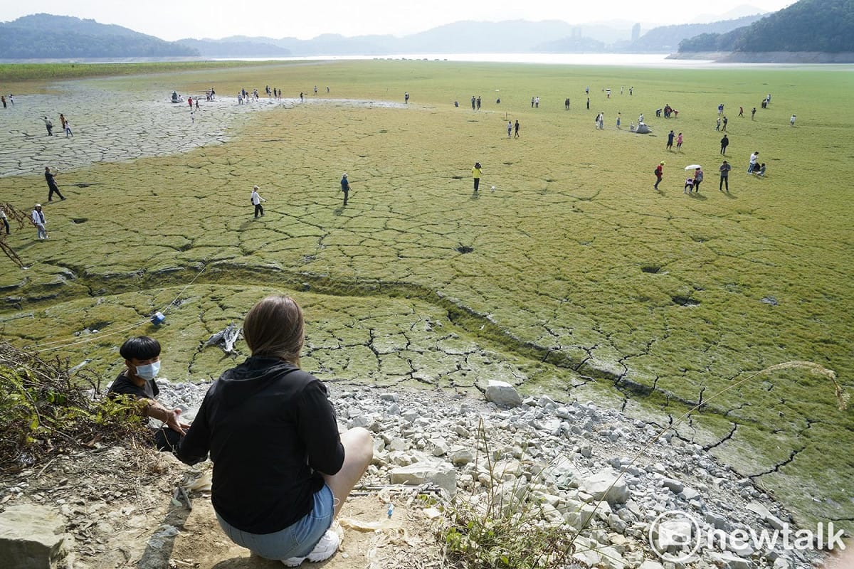 日月潭大竹湖一帶乾涸的湖底長出青草，變成日月潭大草原，每到假日遊客絡繹不絕，變成熱門景點，但此處屬於水庫限制區域，擅自闖入恐挨罰。 圖：張良一/攝