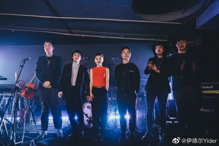 郭采潔（左３）和伊德爾（左２）曾多次在音樂上合作。 圖：翻攝自伊德爾微博