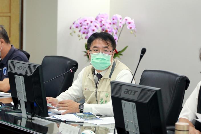 台南市長黃偉哲今日宣布，台南地區自26日起停止三溫暖、洗車業、游泳池等3行業供水。 圖：台南市政府／提供