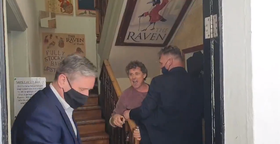 英國工黨黨魁施凱爾（Keir Starmer）被酒吧老闆轟出門。 圖：截自Stephen Sumner推特
